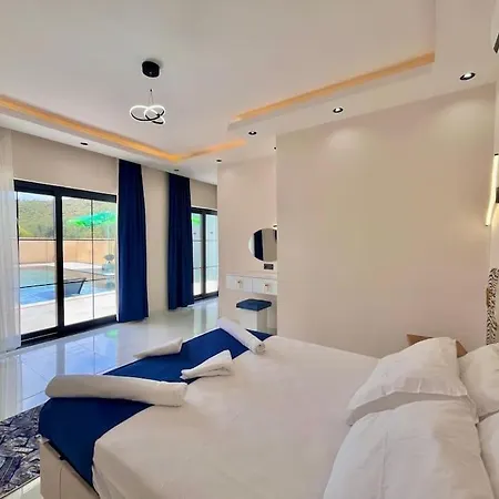 Villa Grey - *
